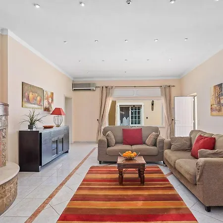 Sleeps 12 With Pool Air Con And Wifi
