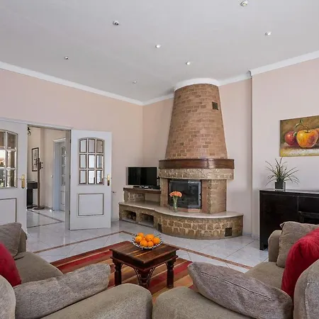 Villa Sleeps 12 With Pool Air Con And Wifi