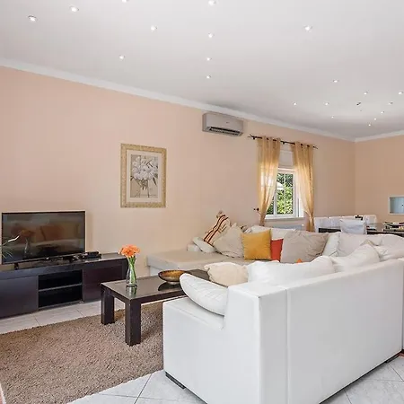 Sleeps 12 With Pool Air Con And Wifi