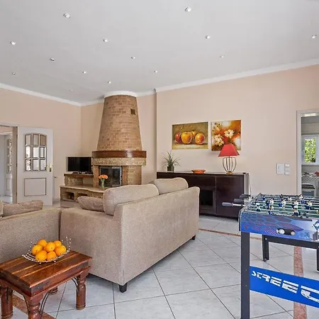 Villa Sleeps 12 With Pool Air Con And Wifi *