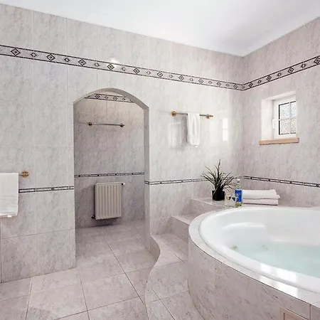 Sleeps 12 With Pool Air Con And Wifi