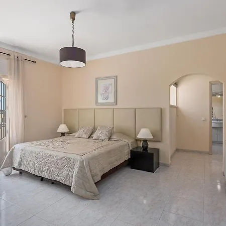 Villa Sleeps 12 With Pool Air Con And Wifi *